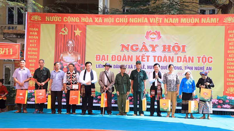 Товарищ Нгуен Суан Тханг принимает участие в празднике и вручает подарки местным жителям.