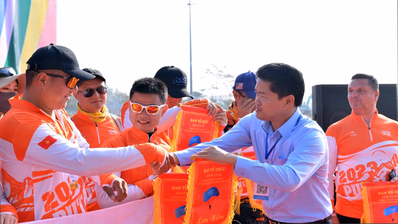 Руководитель провинции Лайтяу вручает спортсменам сувенирные флаги.