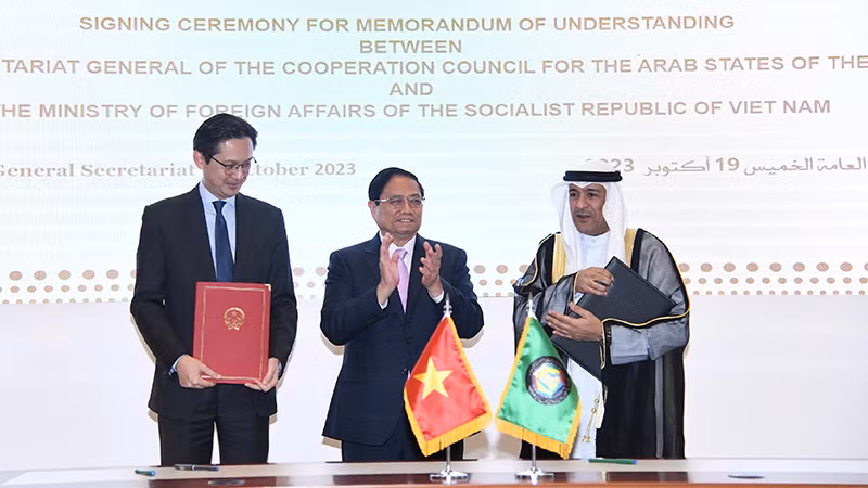 Премьер-министр Фам Минь Тьинь на церемонии подписания Меморандума о взаимопонимании между МИД Вьетнама и Секретариатом ССАГПЗ.