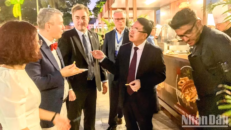 Руководители Хайфона и Посол Бельгии во Вьетнаме посещают стенды на фестивале.