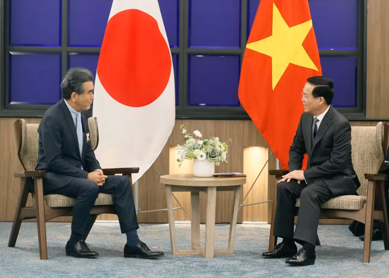 Президент Во Ван Тхыонг и глава делегации, президент Университета Хиросимы, профессор Мицуо Очи. Фото: ВИА