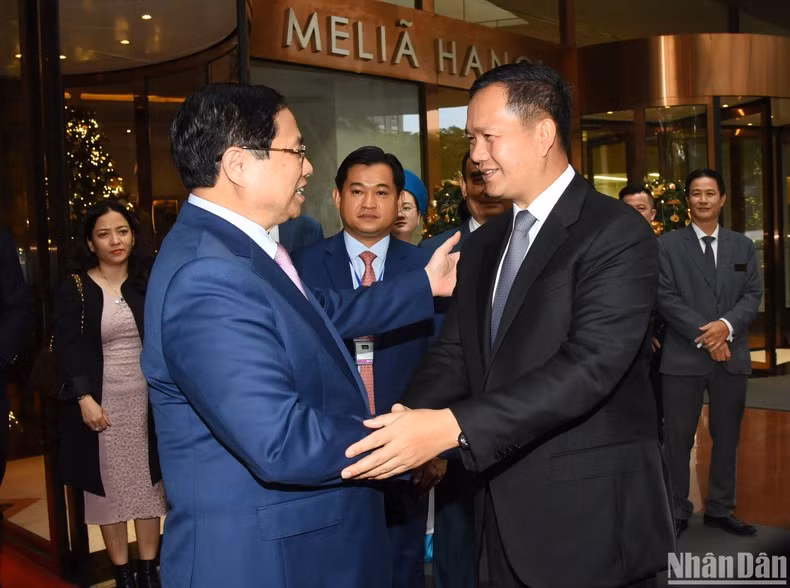 Премьер-министр Фам Минь Тьинь провожает Премьер-министра Камбоджи Хун Манета.