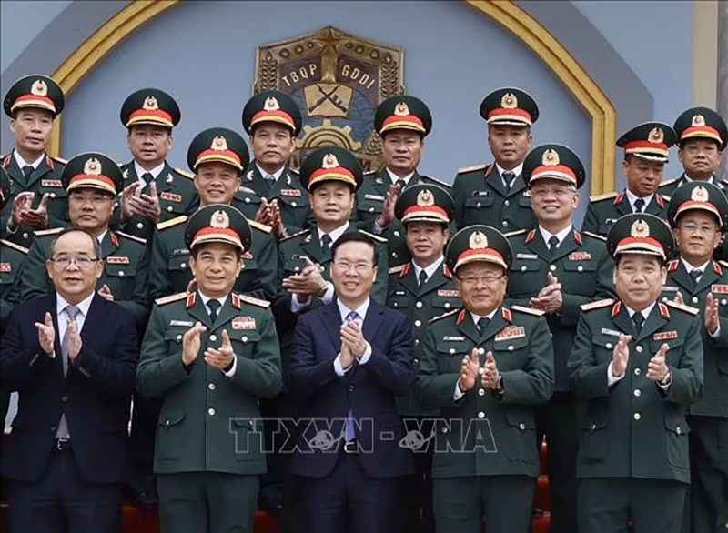 Президент Во Ван Тхыонг, руководители Министерства обороны, II главного управления и командиры бригады К3. Фото: ВИА