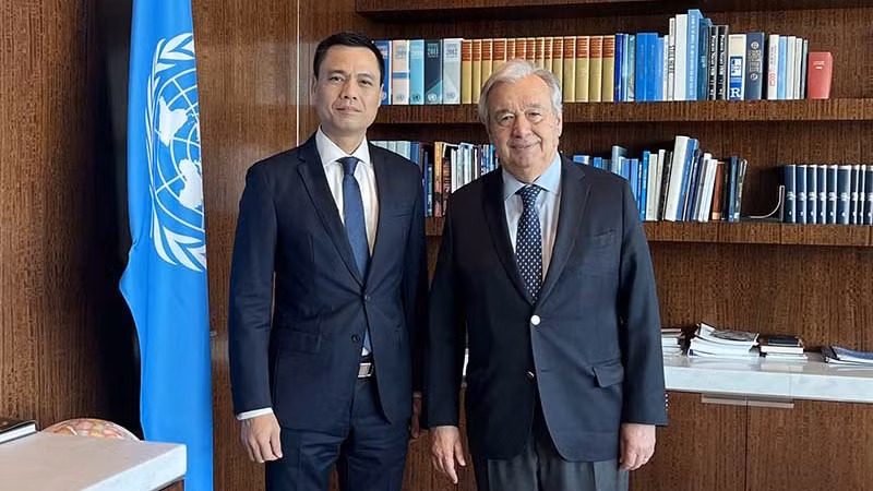 Посол Данг Хоанг Жанг (слева) и Генеральный секретарь ООН Антониу Гутерриш. Фото: baoquocte.vn