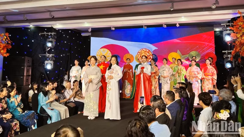 Номер по прославлению культурной красоты через вьетнамский «аозай» и японское кимоно.