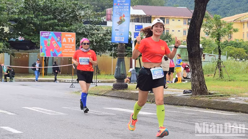 Спортсмены соревнуются в забеге.