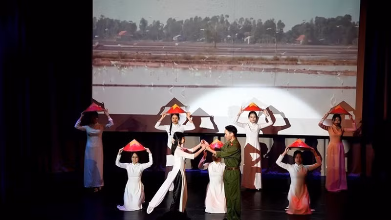 Художественный номер в исполнении вьетнамских студентов, обучающихся в России. Фото: ВИА