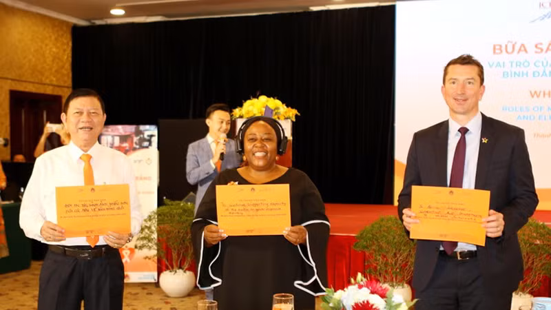 Заместитель посла Австралии во Вьетнаме Марк Таттерсолл, и.о. главы представительства Структуры «ООН-женщины» во Вьетнаме Кэролайн Ньямаемомбе и заместитель директора Департамента труда, инвалидов войны и социального обеспечения г. Хошимина Нгуен Танг Минь подписали обязательство объединить усилия в искоренении насилия в отношении женщин и детей. Фото: ВИА