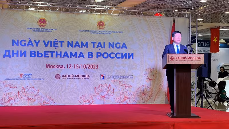Министр Нгуен Хонг Зиен выступает на открытии программы «Дни Вьетнама в России».