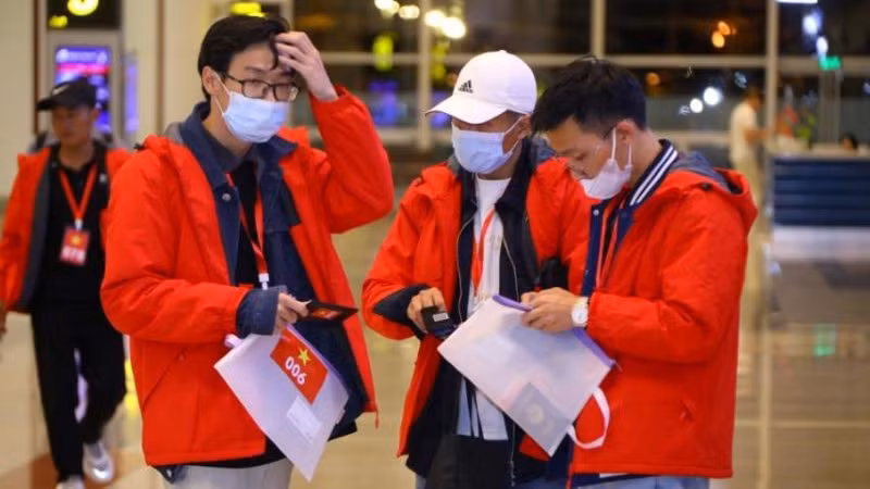 Граждане Вьетнама в международном аэропорту Нойбай.