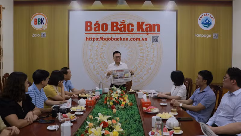 Товарищ Ле Куок Минь беседует с руководителями и сотрудниками газеты «Баккан». Фото: Хонг Туен