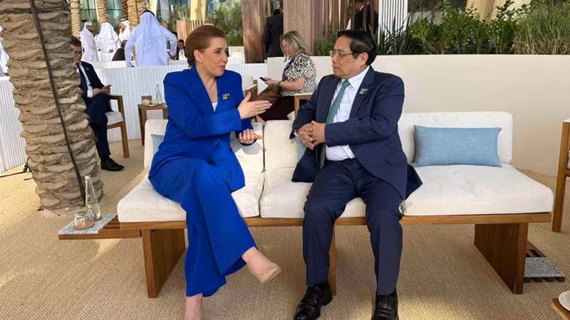 Премьер-министр Фам Минь Тьинь на встрече с Премьер-министром Дании Метте Фредериксен.