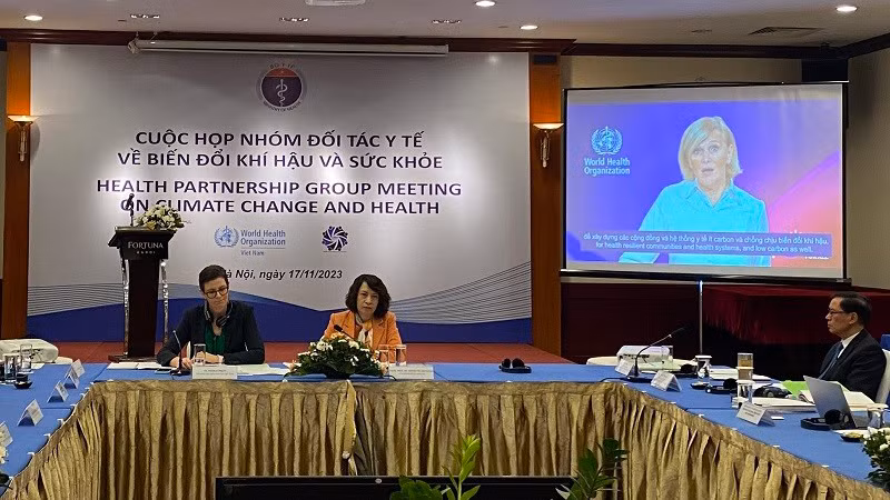 Заместитель министра здравоохранения Нгуен Тхи Лиен Хыонг выступает на мероприятии.