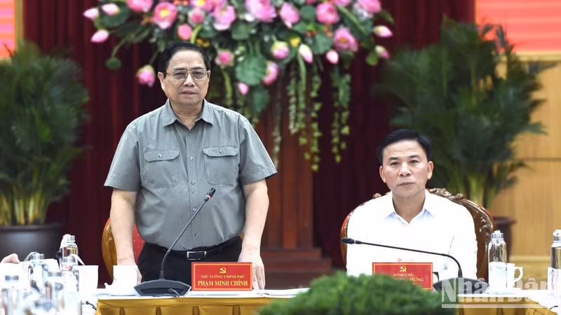 Премьер-министр Фам Минь Тьинь на рабочей встрече. Фото: Чан Хай