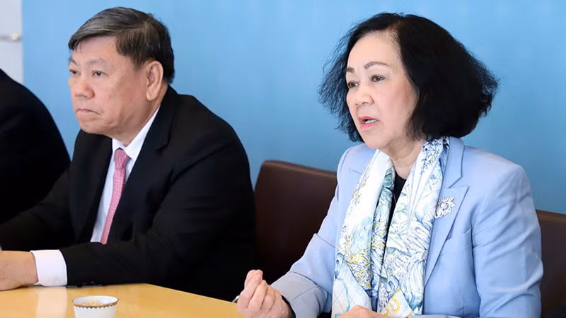 Товарищ Чыонг Тхи Май на встрече с Министром государственного управления Швеции Эриком Слоттнером. Фото: ВИА