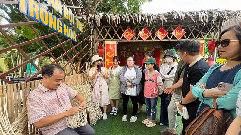 Фермеры цветочной деревни демонстрируют мастерство изготовления цветочных корзин.