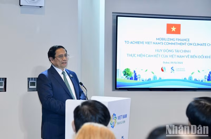 Премьер-министр Фам Минь Тьинь выступает на церемонии.