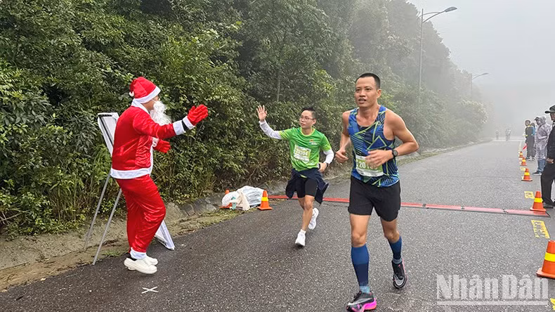 Дед Мороз поддерживает спортсменов.