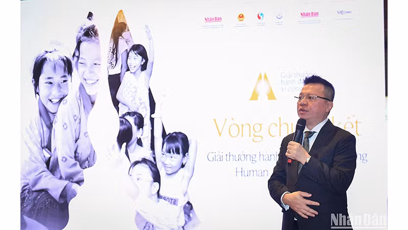 Товарищ Ле Куок Минь выступает со вступительной речью.