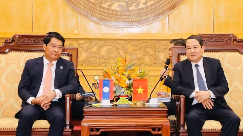 Товарищ Май Ван Туат принимает делегацию Вьентьяна. Фото: Дык Лам