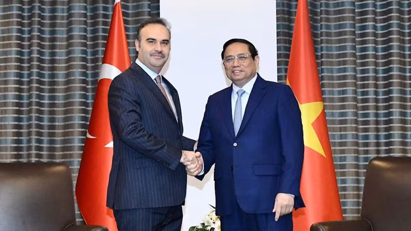 Премьер-министр Фам Минь Тьинь принимает Министра промышленности и технологий Турции Мехмета Фатиха Качира. Премьер-министр Фам Минь Тьинь принимает Министра промышленности и технологий Турции Мехмета Фатиха Качира.
