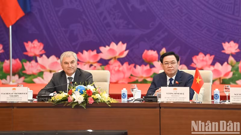 Председатель НС Выонг Динь Хюэ и Председатель Государственной думы Вячеслав Володин председательствуют на заседании. Фото: Зюи Линь