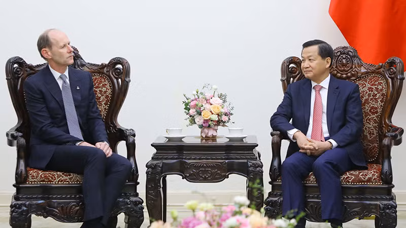 Вице-премьер Ле Минь Кхай принимает генерального директора корпорации ANZ Шейна Эллиота. Фото: VGP