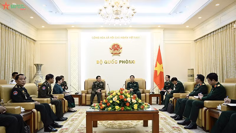 Министр обороны генерал армии Фан Ван Жанг принимает генерала армии Вонг Писена. Фото: qdnd.vn