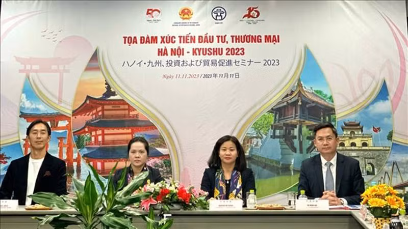 Руководители города Ханоя и Генеральный консул Вьетнама в Фукуоке председательствуют на беседе. Фото: ВИА