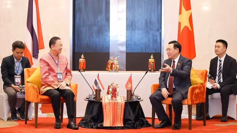 Председатель НС Выонг Динь Хюэ принимает председателя Торговой палаты Таиланда Санана Ангубокука. Фото: ВИА