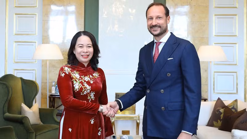 Вице-президент Вьетнама Во Тхи Ань Суан и Кронпринц Норвегии Хокон Магнус. Фото: ВИА