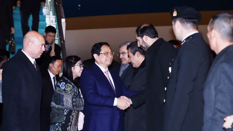 Церемония встречи Премьер-министра Фам Минь Тьиня в аэропорту. Фото: Нят Бак