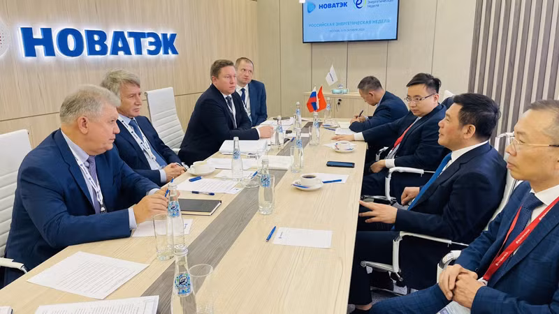 Министр Нгуен Хонг Зиен и руководители ПАО «Новатэк».