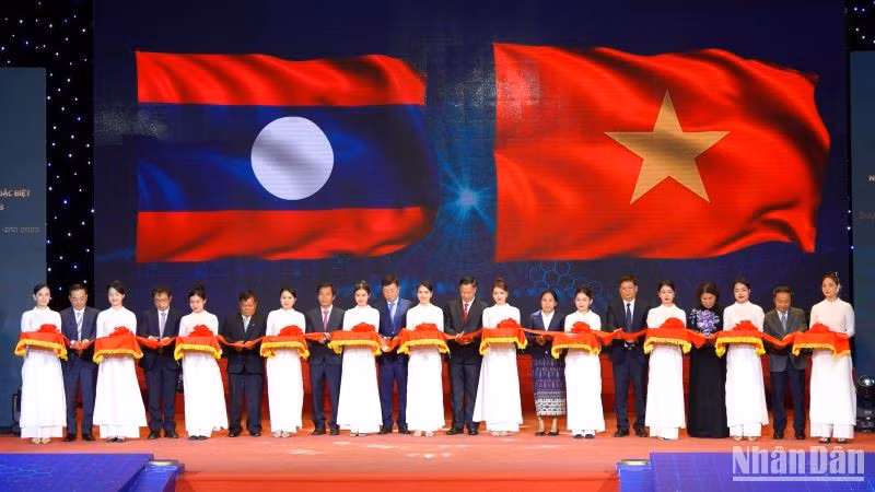 Делегаты перерезают ленточку в знак открытия программы.