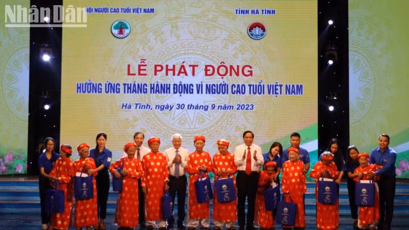 Товарищ До Ван Тьиен и Председатель Ассоциации пожилых людей Вьетнама Нгуен Тхань Бинь вручают подарки 100-летним людям в провинции Хатинь.