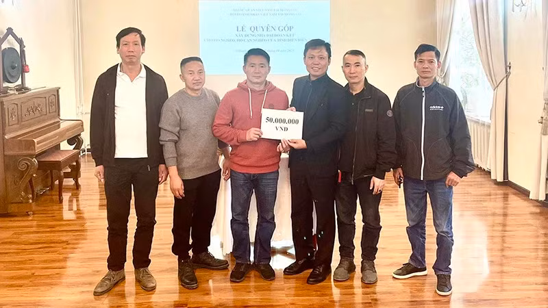 Посол Зоан Кхань Там получает пожертвования от представителей Ассоциации вьетнамских бизнесменов в Монголии. Фото: Посольство Вьетнама в Монголии