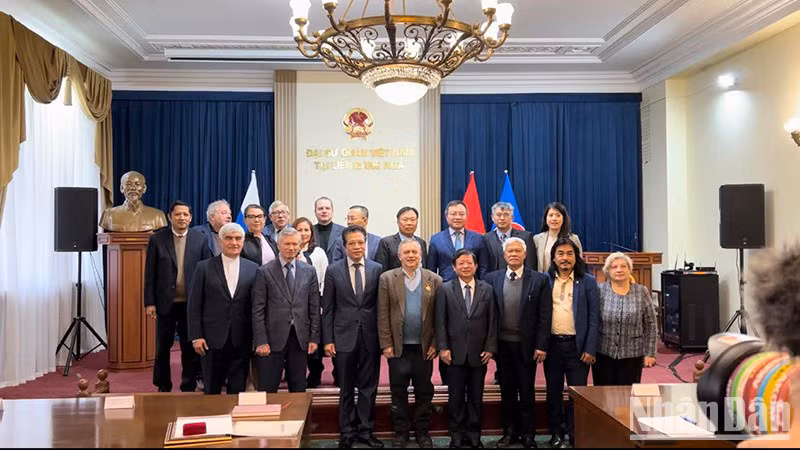 Делегаты фотографируются на память. Фото: Суан Хынг