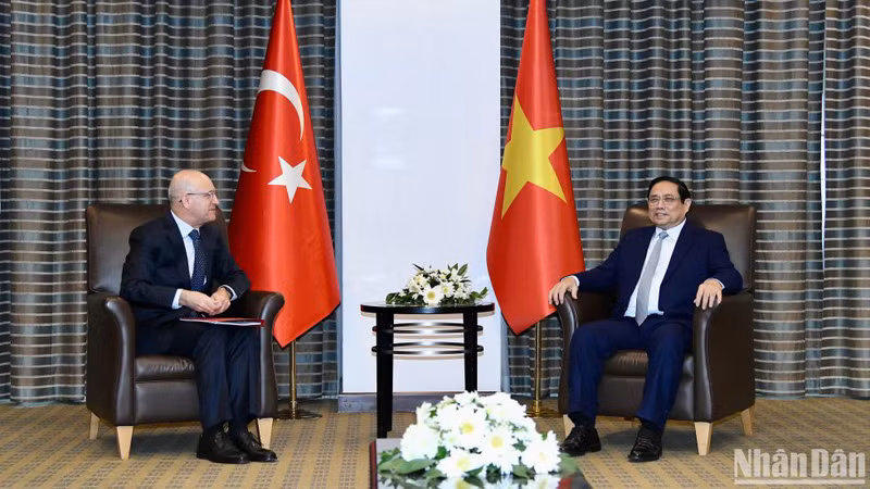 Премьер-министр Фам Минь Тьинь принимает Министра казначейства и финансов Турции Мехмета Симсека.