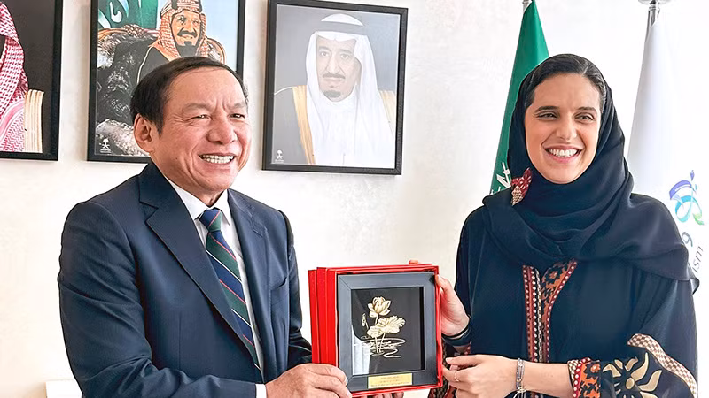 Министр Нгуен Ван Хунг вручает подарок принцессе Хайфе бинт Мохаммед Аль-Сауд. Фото: Министерство культуры, спорта и туризма Вьетнама Министр Нгуен Ван Хунг вручает подарок принцессе Хайфе бинт Мохаммед Аль-Сауд. Фото: Министерство культуры, спорта и туризма Вьетнама