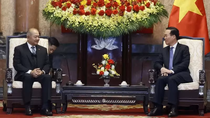 Президент Во Ван Тхыонг (справа) и Вице-премьер Лаоса Кикео Кхайкхампхитхун. Фото: ВИА