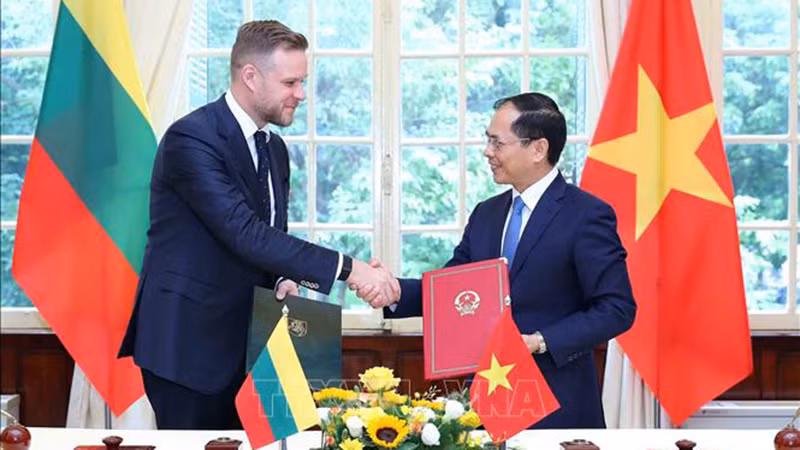 Главы МИД Вьетнама и Литвы подписывают соглашение о сотрудничестве между МИДами двух стран. Фото: ВИА