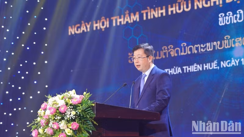 Заместитель министра информации и коммуникаций Нгуен Тхань Лам выступает со вступительной речью.