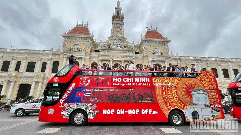 Автобус имеет изображение команданте Фиделя Кастро, в котором он поднял флаг Национального фронта освобождения Южного Вьетнама на холме 241.