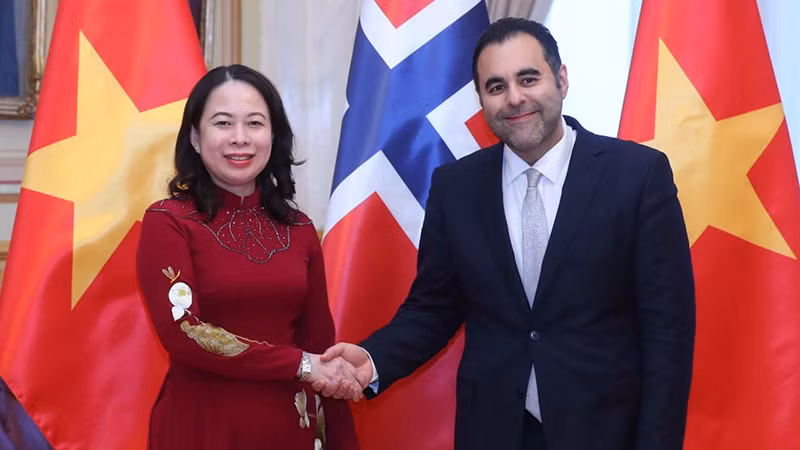 Вице-президент Во Тхи Ань Суан и Председатель Стортинга Норвегии Масуд Гараххани. Фото: ВИА