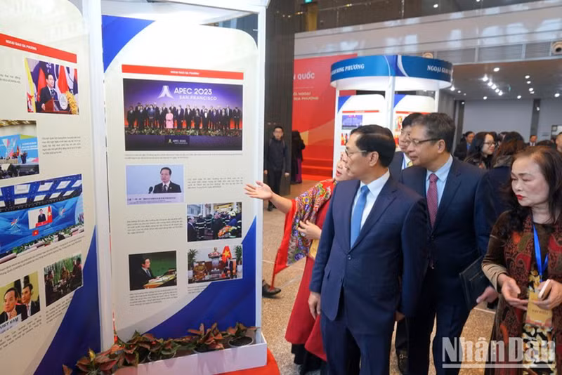 Министр Буй Тхань Шон и делегаты посещают выставку в кулуарах конференции, представляющую дипломатические достижения всей страны и местностей. Фото: Чунг Хынг Министр Буй Тхань Шон и делегаты посещают выставку в кулуарах конференции, представляющую дипломатические достижения всей страны и местностей. Фото: Чунг Хынг