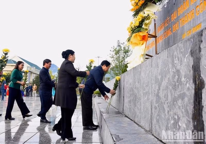 Премьер-министр Фам Минь Тьинь возлагает цветы к памятнику «Дядя Хо с представителями народностей провинции Лайтяу». Фото: Чан Хай