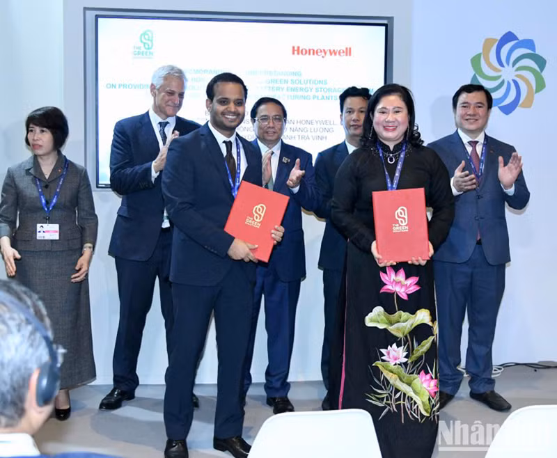 Премьер-министр Фам Минь Тьинь присутствует на церемонии вручения документов о международном сотрудничестве.