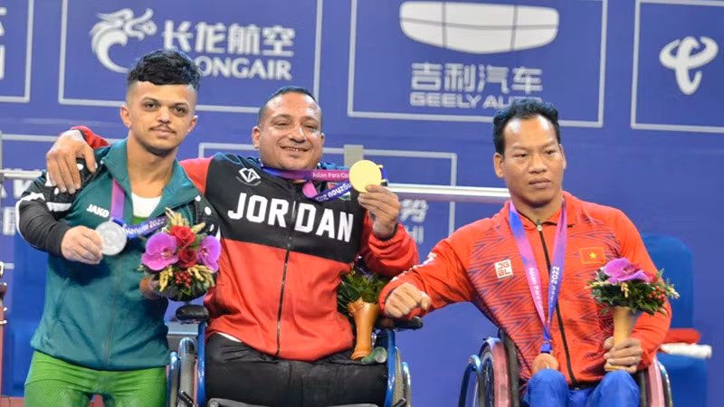 Спортсмен Ле Ван Конг (крайний справа) выиграл бронзовую медаль.