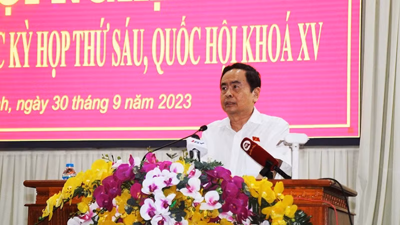 Постоянный зампредседателя Чан Тхань Ман выступает на встрече с избирателями.