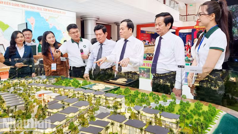 Вице-премьер Чан Лыу Куанг и руководители провинции Киенжанг посещают выставочные стенды в рамках конференции.